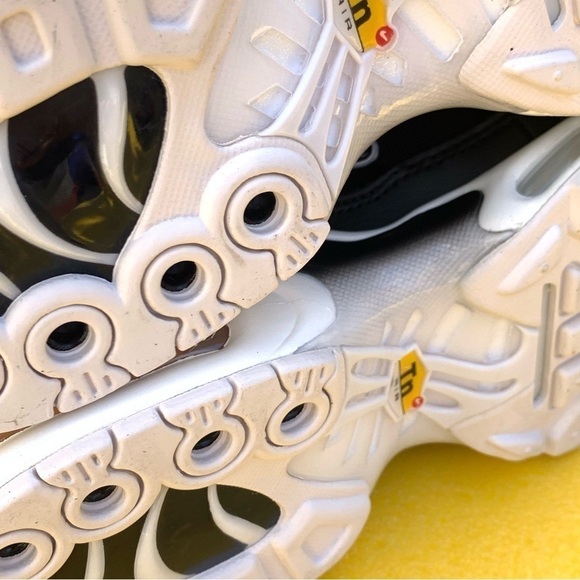 Nike AIR MAX PLUS Women's Running Shoes BLACK WHITE DM2362-001 Size 9 Men's 7.5 - Picture 15 of 16